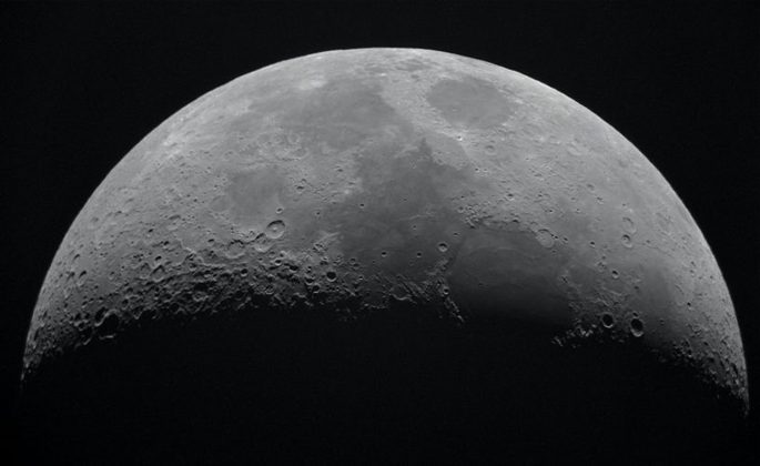 Por natureza, a superfície lunar é um terreno traiçoeiro com grandes crateras e encostas íngremes.