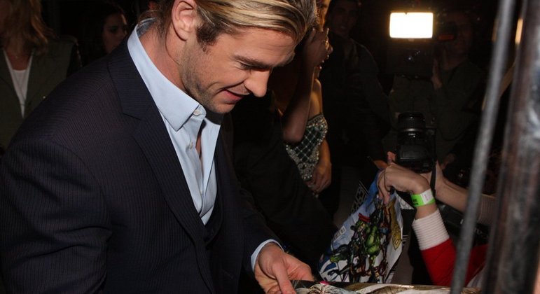 Esposa de Chris Hemsworth convida fãs para verem o ator pelado em