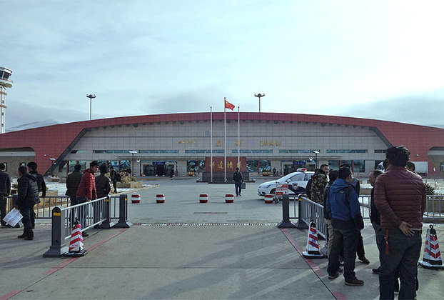Por sinal, este aeroporto é o segundo mais alto do mundo, a 4.334 metros. Perde apenas para o aeroporto de Daocheng Yading, na China, que está a 4.411 metros de altitude.  