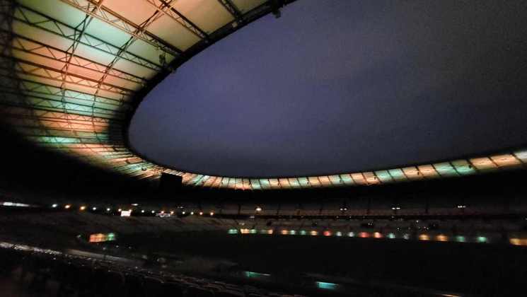 Por sua vez, o Mineirão também mudou sua iluminação em homenagem ao maior de todos: o estádio se coloriu de verde e amarelo para relembrar as conquistas de Pelé pela Seleção. 