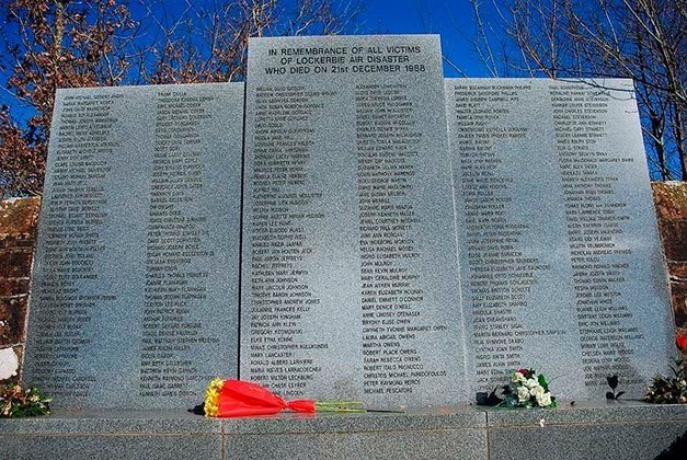 Porém, em 2020, um terceiro líbio foi condenado pela fabricação do explosivo que causou a tragédia em Lockerbie. Um memorial com os nomes das 270 pessoas que morreram, de 21 nacionalidades, foi erguido na cidade escocesa para manter viva a lembrança das vítimas.