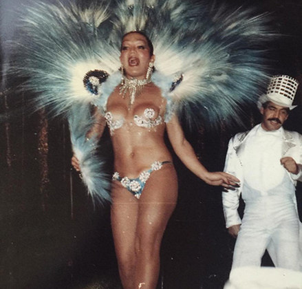Porém, há quem considere que a primeira Rainha de Bateria, na verdade,  foi Eloína dos Leopardos, nome artístico de uma atriz trans que nasceu Edson. Em 1976, já como um ícone da comunidade LGBTQIAP+, desfilou à frente da bateria da Beija-Flor, escola de Nilópolis, na Baixada Fluminense. 