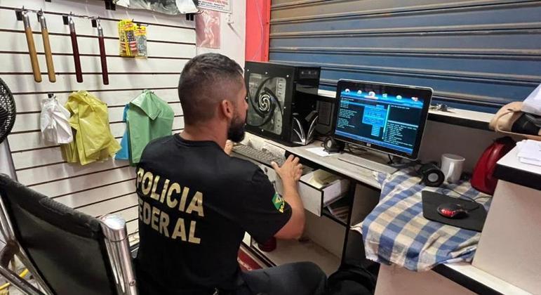 PF cumpriu mandados em endereços ligados a suspeitos de divulgar pornografia infantil
