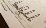 Desconfiado, o dono da joalheria decidiu verificar a legitimidade dos cheques do cliente