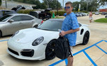 Para retirar o Porsche da concessionária, ele assinou um cheque equivalente a R$ 735,5 mil. Já na joalheria, o valor teria sido de R$ 325,50Leia mais! Garotinha sobrevive à queda de 12 m após mergulhar em pilha de neve