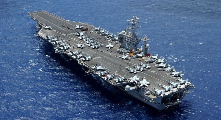 O  USS Eisenhower, porta-aviões dos Estados Unidos