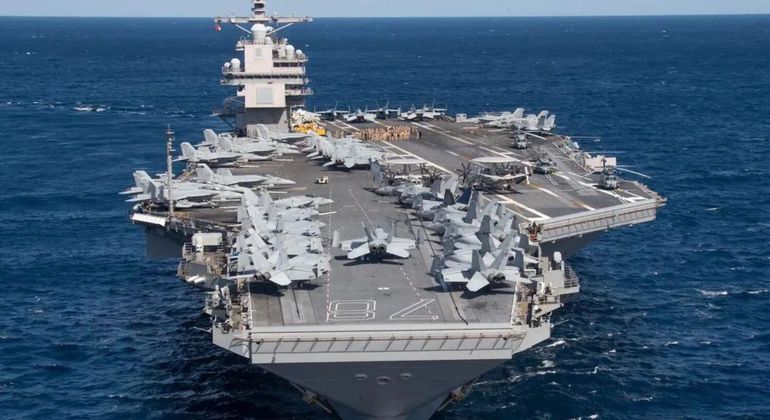 O USS Gerald R. Ford possui 333 metros de comprimento e 77 m de largura. O porta-aviões carrega aproximadamente 4.500 marinheiros, além de 90 aviões e helicópteros, e se desloca a pouco mais de 30 nós (cerca de 55 km/h)