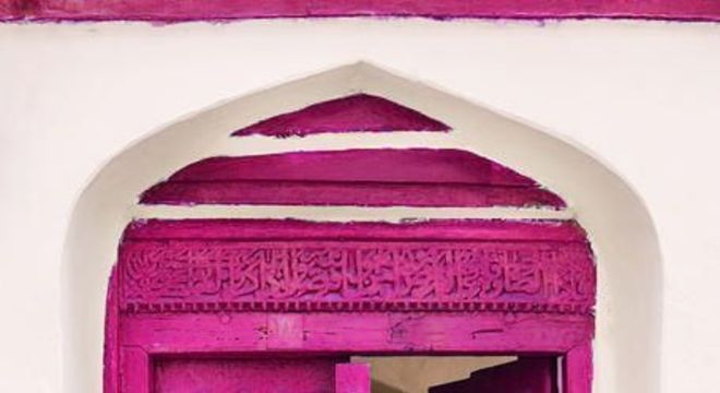 porta de casa cor fúcsia