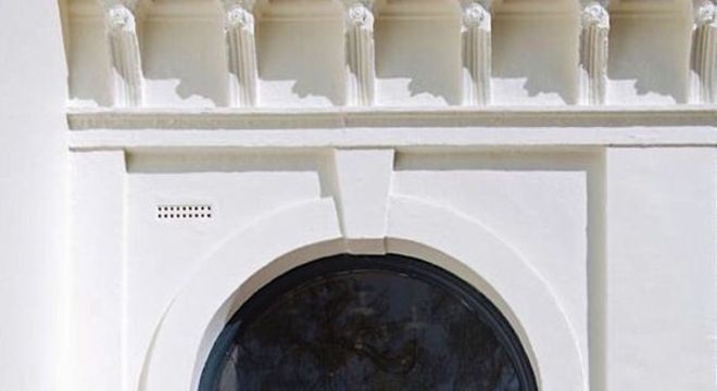 porta de casa na cor fúcsia