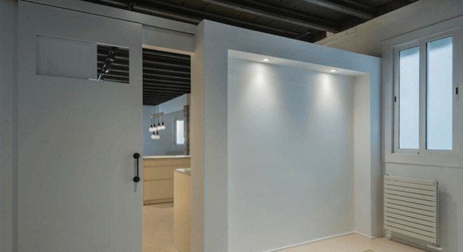 Porta de correr com as ferragens camufladas