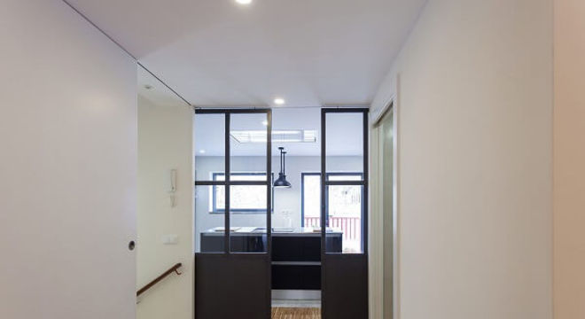 Porta de correr com design moderno