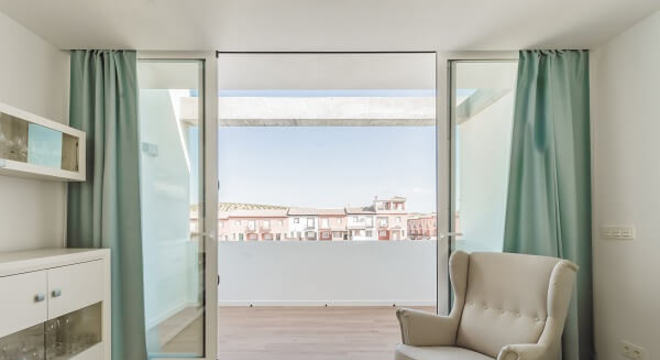 Porta de correr com design moderno em tom branco