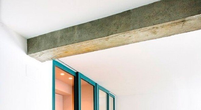 Porta de correr dupla com estrutura em tom azul turquesa