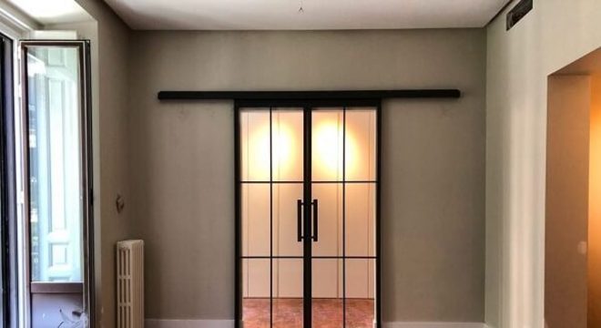 Porta de correr dupla com estrutura preta