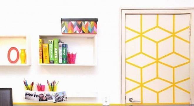 porta decorada com fita isolante colorida