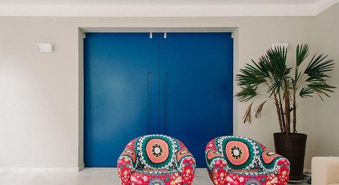 Porta na cor do ano e poltrona colorida
