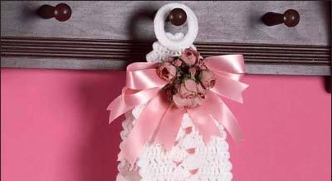 Porta papel higiênico com flores e laço de fita 