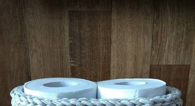 Porta papel higiênico de crochê azul e branco
