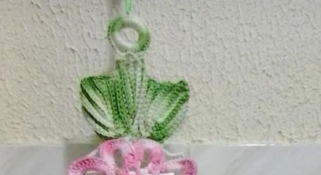 Porta papel higiênico de crochê em formato de flores