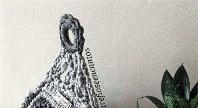 Porta papel higiênico de crochê simples em tons de cinza