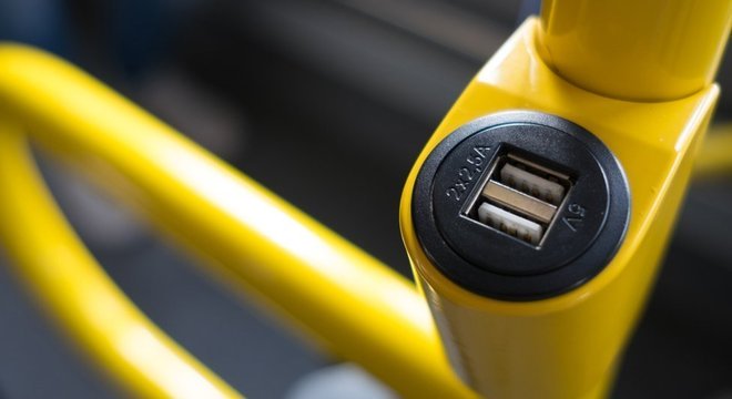 Conectar o celular na entrada USB de um transporte público pode ser perigoso