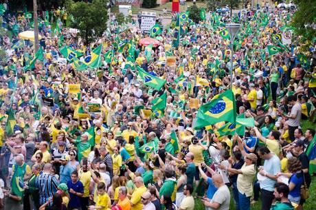 Manifestantes gritavam contra o PT em Porto Alegre