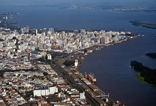 Porto Alegre não é tão rica em belezas naturais, mas tem algumas praias e lugares muito arborizados. O Lago Guaíba é um importante polo turístico e econômico para o estado, recebendo famílias e produtos. 