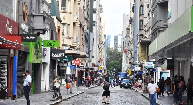 Centro de Porto Alegre teve movimentação na manhã desta sexta-feira (26)