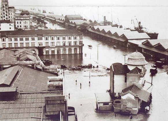  PORTO ALEGRE (RS) - 1941 - Entre abril e maio, enchentes deixaram o centro de Porto Alegre debaixo d'água. Foi o maior alagamento da história da capital gaúcha, com cerca de 70 mil desabrigados, o que representava 1/4 dos habitantes da cidade na época. 