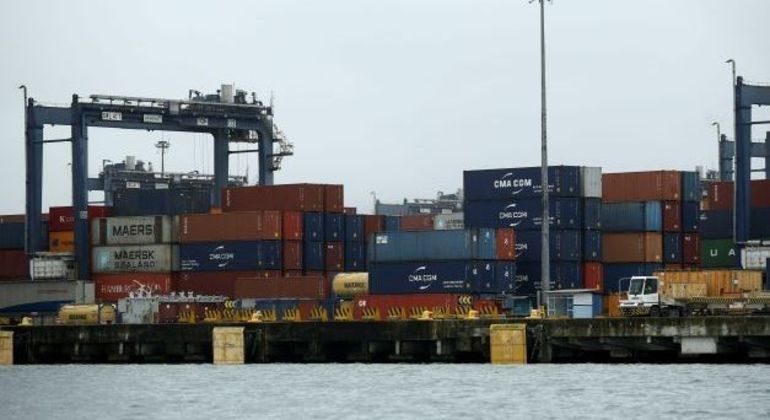 Navio é carregado no porto de Santos (SP)