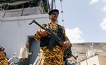 policial no porto do Iêmen