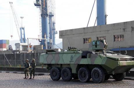 Forças do Exército garantem fluxo no Porto de Santos