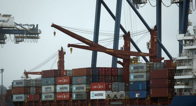 Navio de carga chega a um porto para descarregar produtos importados