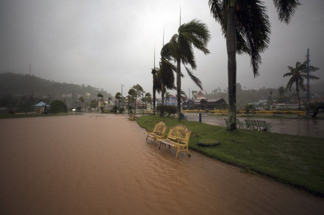 Com ventos máximos de quase 185 km/h, já provoca condições de ciclone no território britânico ultramarino e deve se fortalecer ainda mais, disse o Centro Nacional de Furacões dos Estados Unidos (NHC, na sigla em inglês)