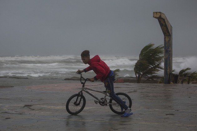 Fiona se transformou em um poderoso furacão de categoria 3 nesta terça-feira (20), a caminho das Ilhas Turcas e Caicos, após deixar dois mortos e causar grandes inundações e apagões em Porto Rico