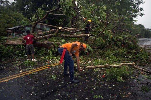 Até agora, Fiona deixou dois mortos: um homem, cuja casa foi arrasada no território francês de Guadalupe; e outro, na República Dominicana, morto enquanto derrubava uma árvore para se proteger da tempestade