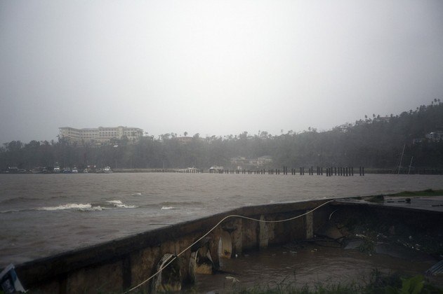 O governador Pedro Pierluisi disse que a tempestade causou danos catastróficos desde domingo, com algumas áreas enfrentando mais de 760 milímetros de chuva