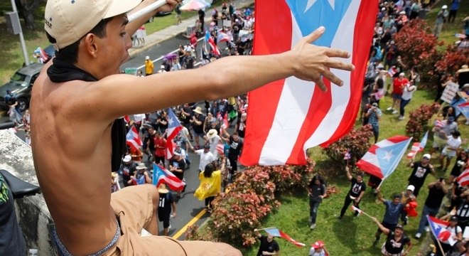 Manifestantes comemoram a renúncia de Rosselló em Porto Rico