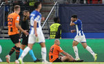 Atuando na Alemanha, por conta da insegurança em relação à invasão russa na Ucrânia, o Shakhtar Donetsk perdeu para o Porto por 3 a 1. Os times estão no Grupo H, com Barcelona e Royal Antwerp