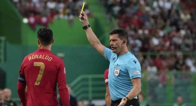 O momento em que o árbitro Jug exibe o cartão amarelo ao CR7