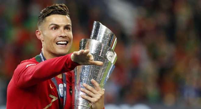 Cristiano Ronaldo com a taça da primeira edição, Portugal campeão