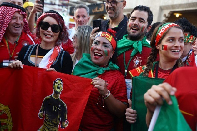 Horas antes do apito inicial, torcedores portugueses exibiam faixas com o rosto do craque Cristiano Ronaldo, que segue sendo a maior esperança de gols para os patrícios