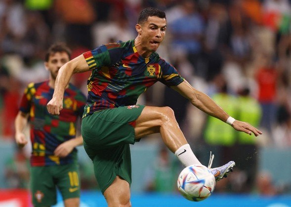 Cristiano Ronaldo, titular no ataque de Portugal, participa do aquecimento no gramado do Lusail