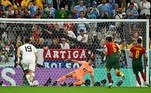 Bruno Fernandes, com muita categoria na marca da cal, bateu no contra pé do goleiro e deu números finais para a partida: Portugal 2 x 0 Uruguai