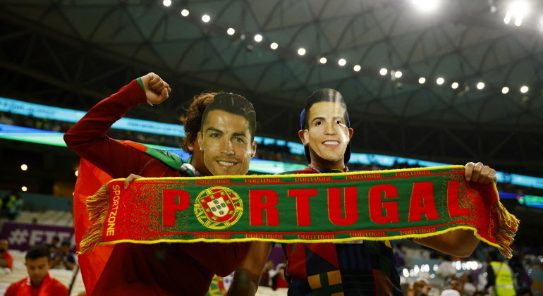 Torcedores de Cristiano Ronaldo que estará no banco contra a Suíça