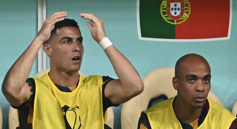 Mas Cristiano Ronaldo não deixou de torcer pelos companheiros, com direito até ao clássico gesto de mãos na cabeça após uma chance perdida
