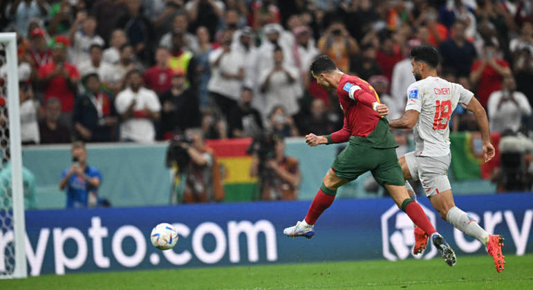 O máximo que Cristiano Ronaldo fez em campo foi marcar um gol impedido. E o estádio vibrou