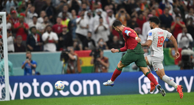 Cristiano Ronaldo até mandou a bola para a rede, mas o gol foi anulado por impedimento