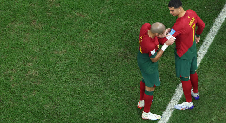 O respeito de Pepe. Braçadeira de capitão para Cristiano Ronaldo 