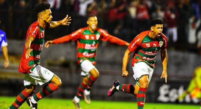 Naldo (à direita) comemora gol contra o São Bento, marcado em favor da Lusa, no Canindé
